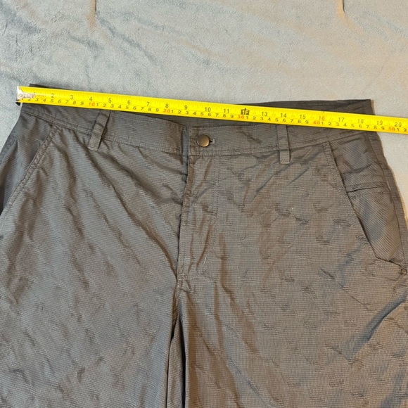 Lululemon Athletica Gray Men's Shorts

#1074 - Picture 2 of 6